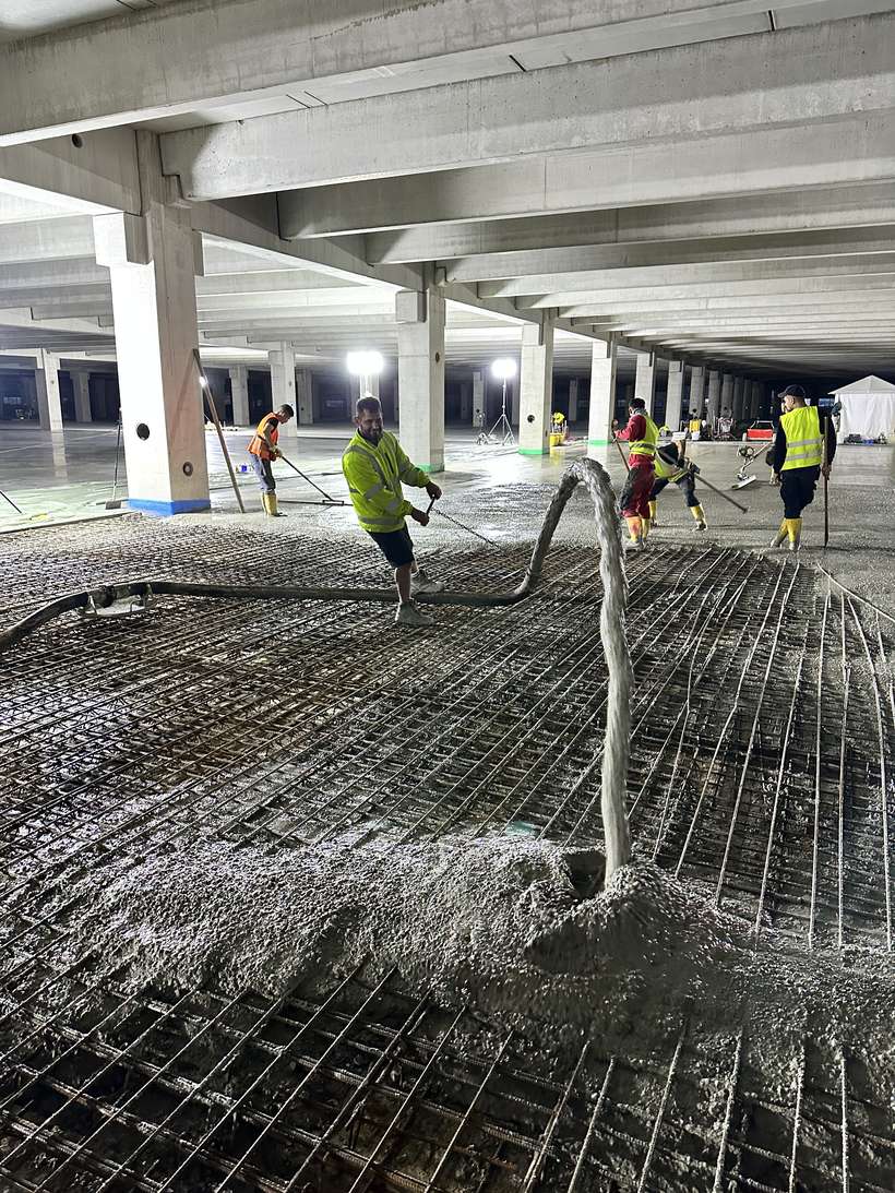 Betoneinbau auf der Stahlbewehrung einer Industriebodenplatte