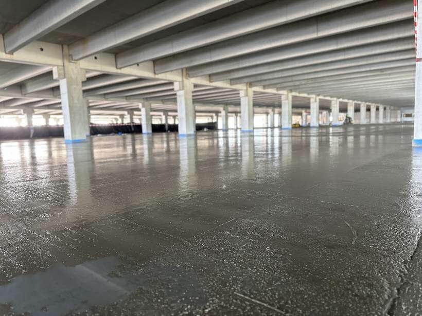 Abriebfeste, flügelgeglättete Betonoberfläche nach Hartkorneinstreuung
