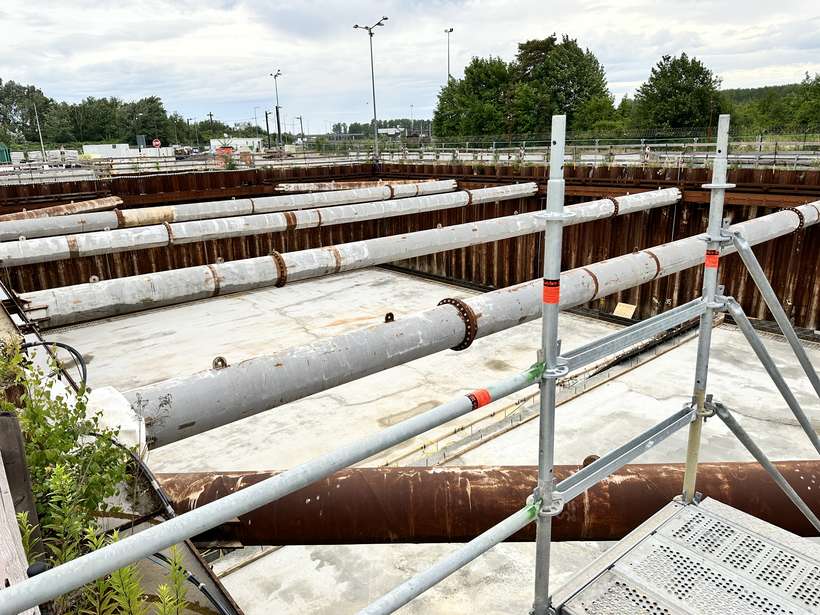 Flüssigkeitsdichte Betonsohle in einer Baugrube mit Spundwänden