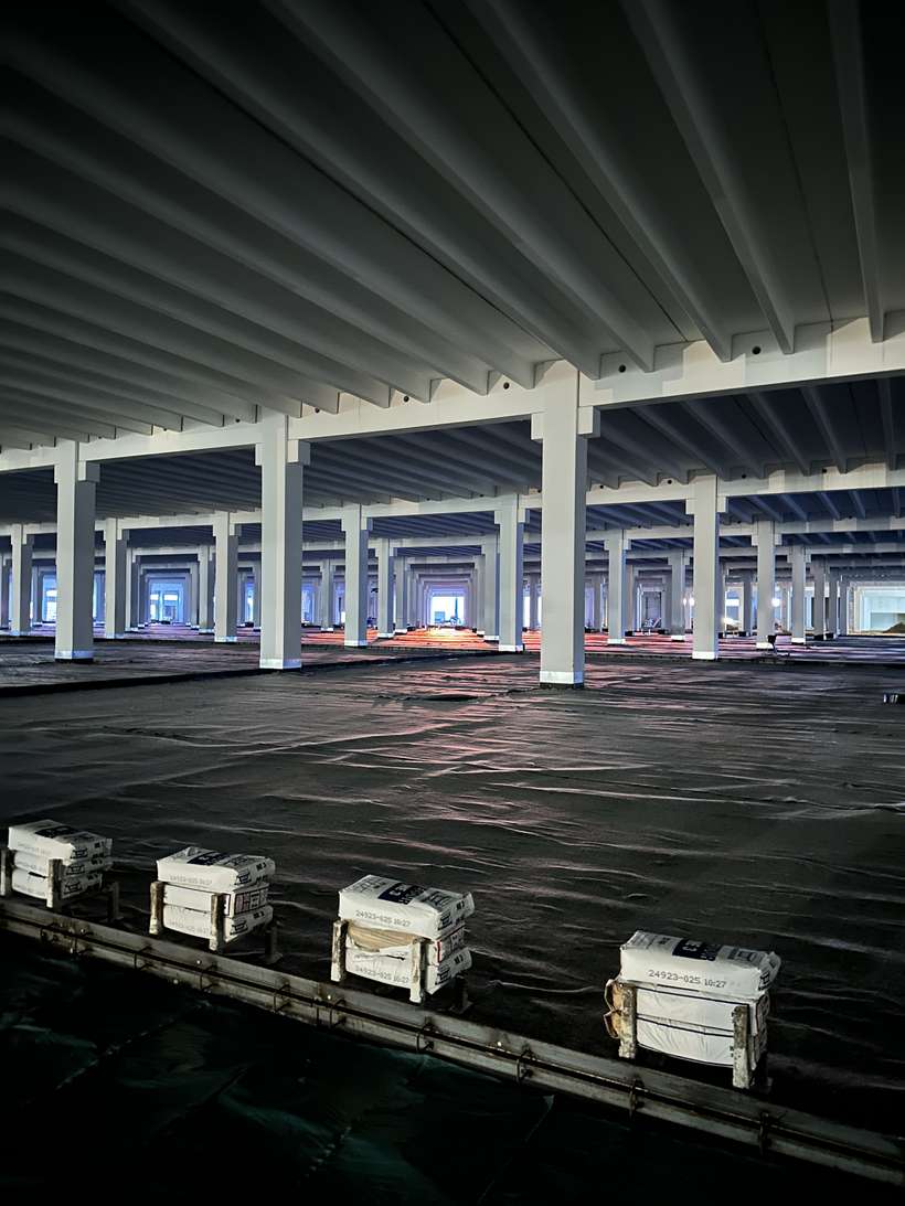 Vorbereitete Fläche mit Schienen und Profilen vor dem Betoneinbau