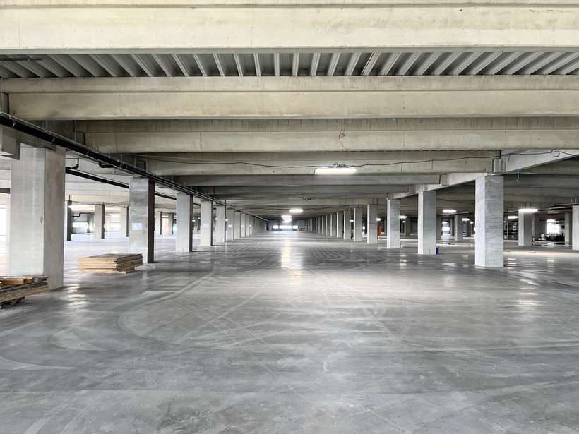 Fertiggestellter, geglätteter Industrieboden mit klarer Stützenreihe