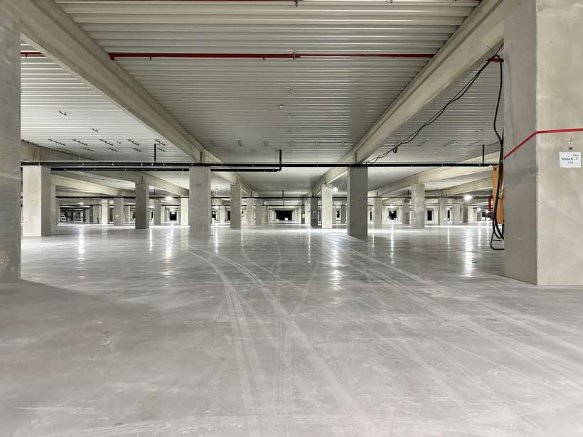 Großflächiger, fertiggestellter Industrieboden in einem Neubau