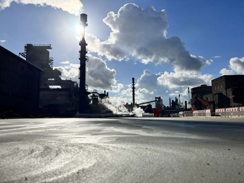 Frisch eingebaute, geglättete Betonfläche auf einem Industrieareal