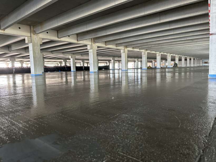 Fertiggestellter, glänzend geglätteter Industrieboden in einer Halle